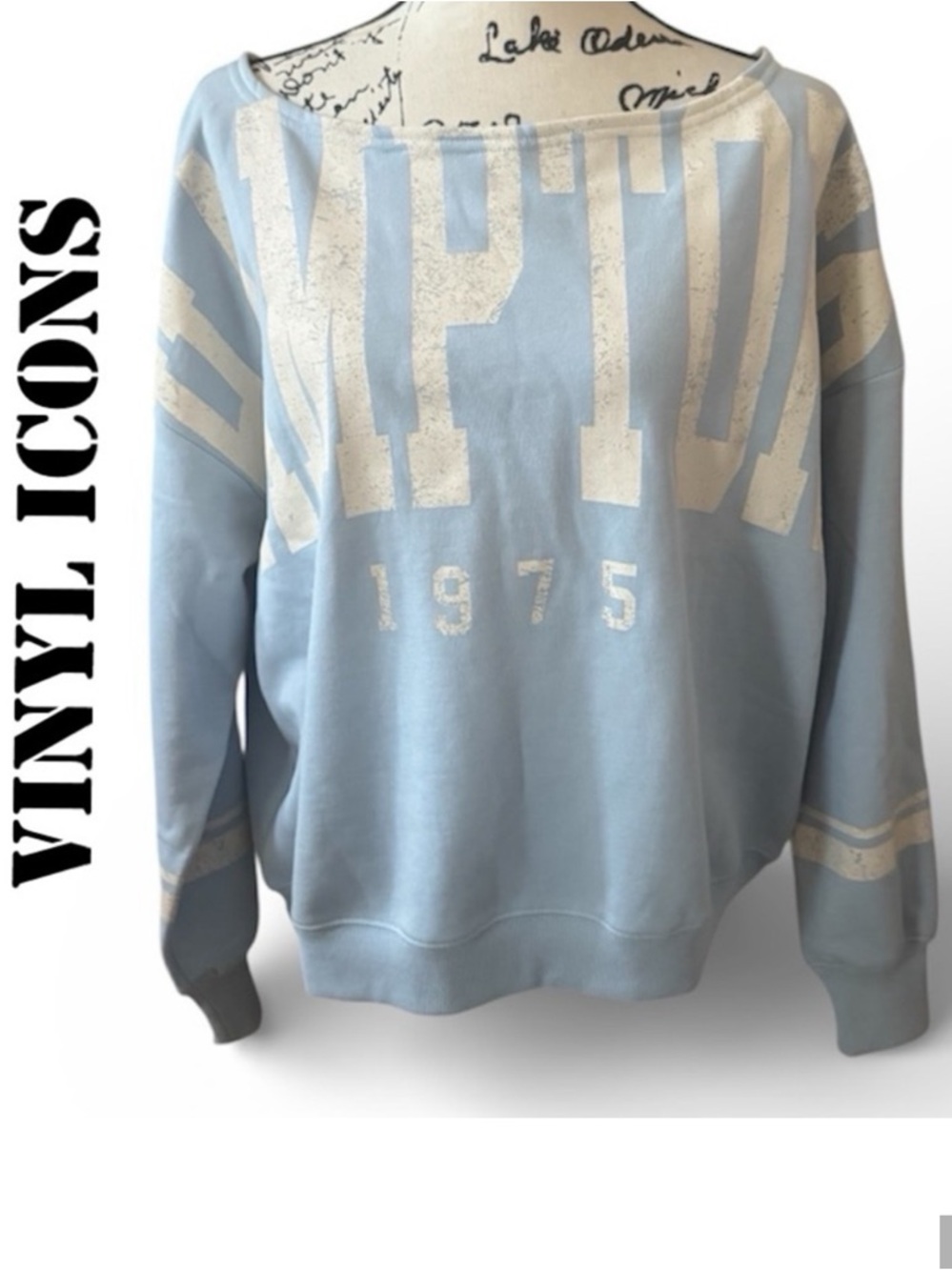 VINYL ICONS DISTRESSED GRAPHICS HAMPTONS 1975 SWEATSHIRT LIGHT BLUE WHITE M L